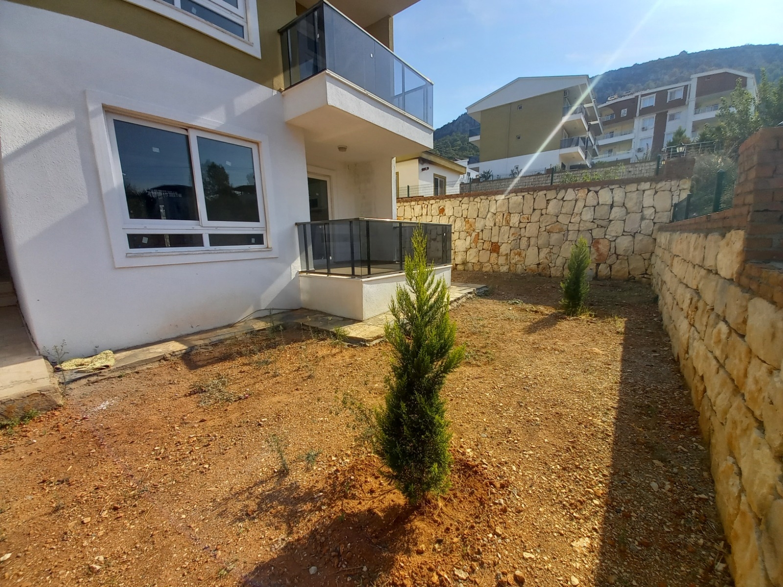 AKBÜK MERKEZDE SAHİLE 500 Mt MESAFEDE HAVUZLU SİTE İÇERİSİNDE 2+1 DAİRE