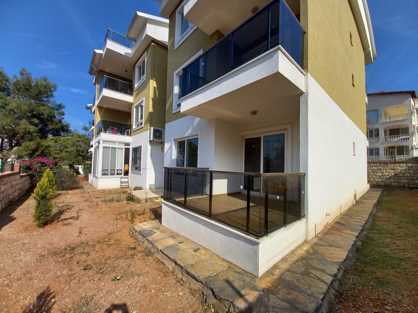 AKBÜK MERKEZDE SAHİLE 500 Mt MESAFEDE HAVUZLU SİTE İÇERİSİNDE 2+1 DAİRE